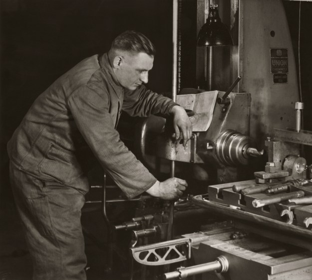 August Sander: Am Bohrwerk bei Otto Junker, Lammersdorf/Eifel, 1938 © Die Photographische Sammlung/SK Stiftung Kultur – August Sander Archiv, Köln; VG Bild-Kunst, Bonn, 2014