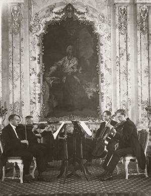 August Sander: Das Brühler Schlossquartet, um 1922 © Die Photographische Sammlung/SK Stiftung Kultur –  August Sander Archiv, Köln; VG Bild-Kunst, Bonn, 2014