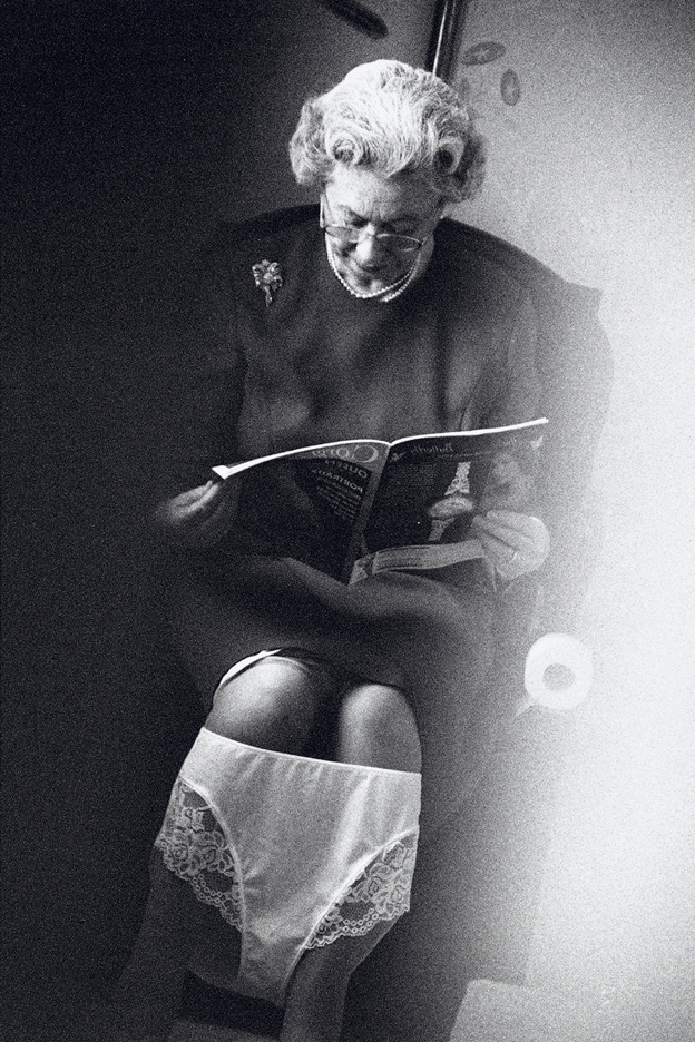 Alison Jackson: Queen on the Loo, 2003. Tintenstrahldruck 22 x 18 cm, Alison Jackson collection. Mit freundlicher Genehmigung der Schirn Kunsthalle Frankfurt