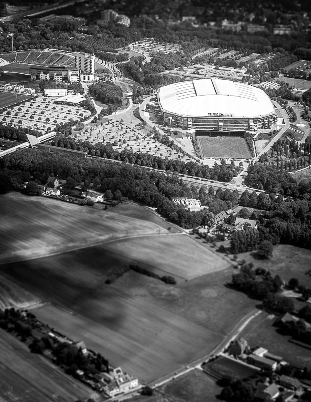 Künftig vorgeschriebener Sicherheitsabstand „Fotograf—Stadion“ zum Schutz milliardenschwerer Übertragungsrechte? Veltins-Arena auf Schalke aus der Luft © Till Erdmenger – Businessfotos