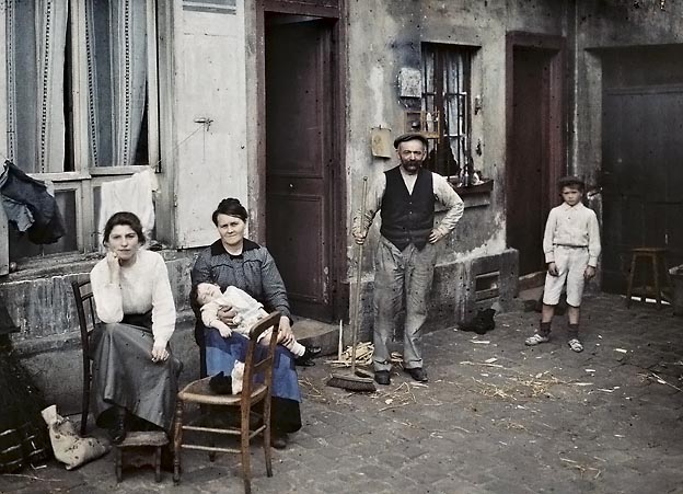 Albert Kahn, Les Archives de la planète – Stephane Passet, Frankreich, Paris, Eine Familie in der Rue du Pot de fer, 24. Juni 1914 © Musée Albert-Kahn, Departement des Hauts-de-Seine. Mit freundlicher Genehmigung.